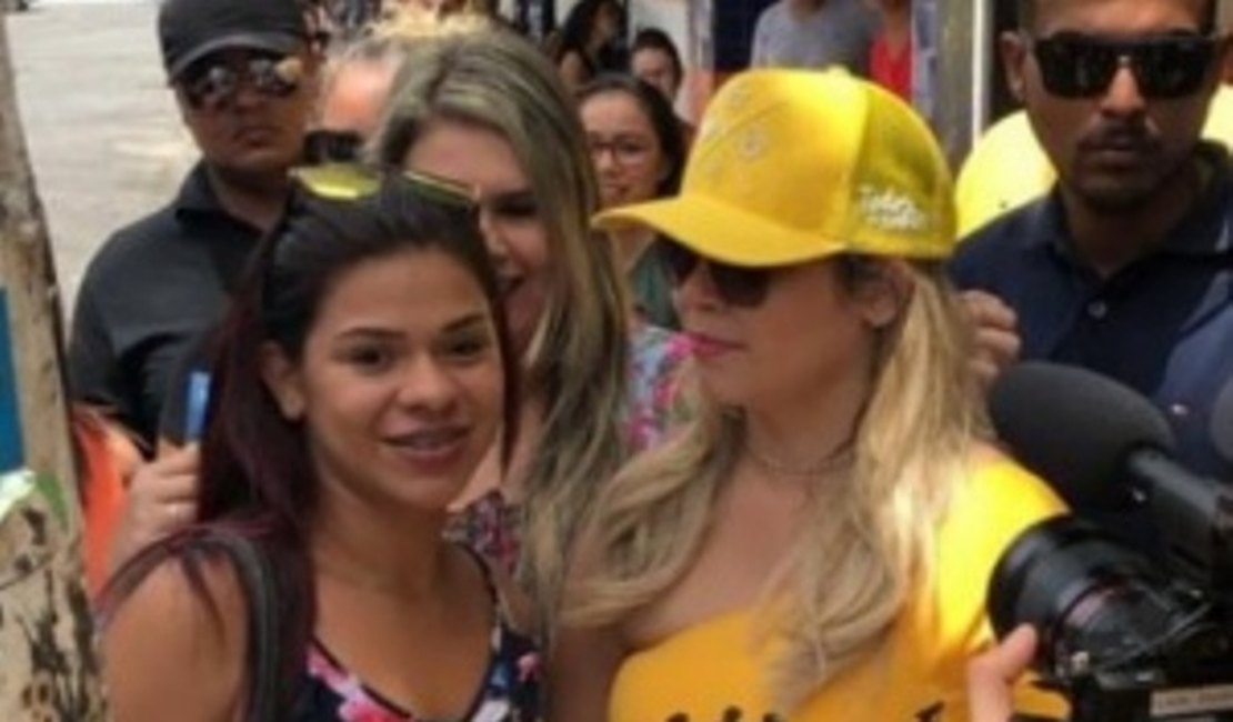 Marília Mendonça aparece de surpresa e faz show gratuito hoje em Maceió