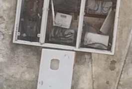 Caixa com medidor de energia exposto põe em risco moradores do Jardim Esperança, em Arapiraca