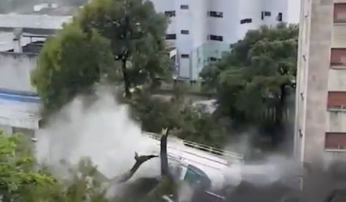 Vídeo. Caixa d’água de supermercado desaba e atinge carro