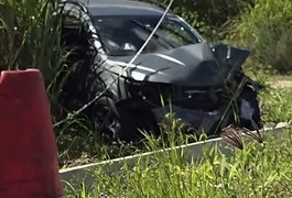 Motorista perde o controle, bate em poste e escapa sem ferimentos em Coruripe