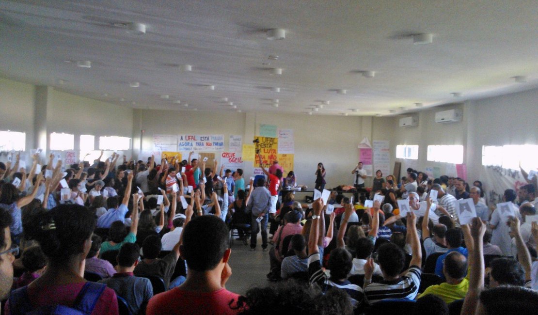 Em assembleia, docentes da Ufal decidem pelo fim da greve