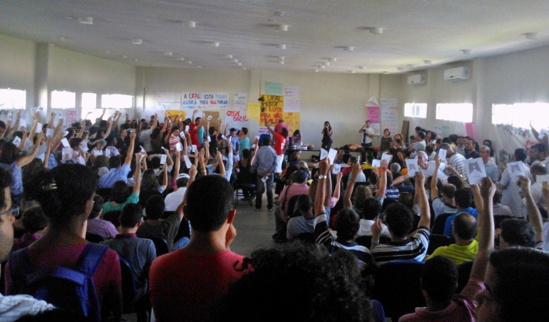 Em assembleia, docentes da Ufal decidem pelo fim da greve