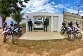 PM recupera automóvel roubado escondido em residência, em Arapiraca