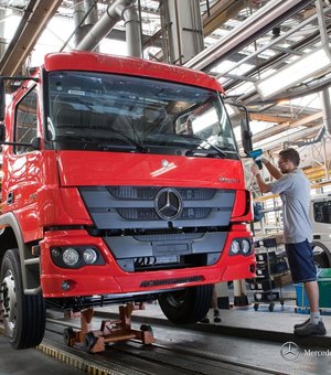 Mercedes-Benz vai paralisar produção de veículos no Brasil