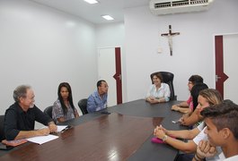 Célia assina termo e cede galpão à Associação do Brisa do Lago