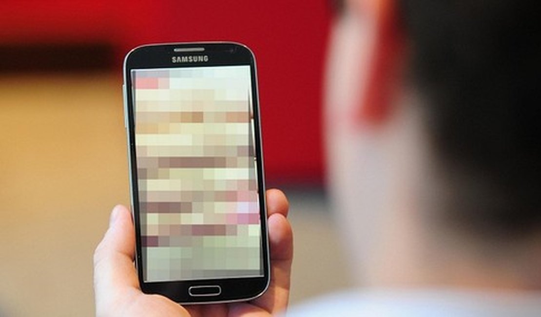 Polícia indicia homem por postar nudes da ex-namorada em grupo de WhatsApp