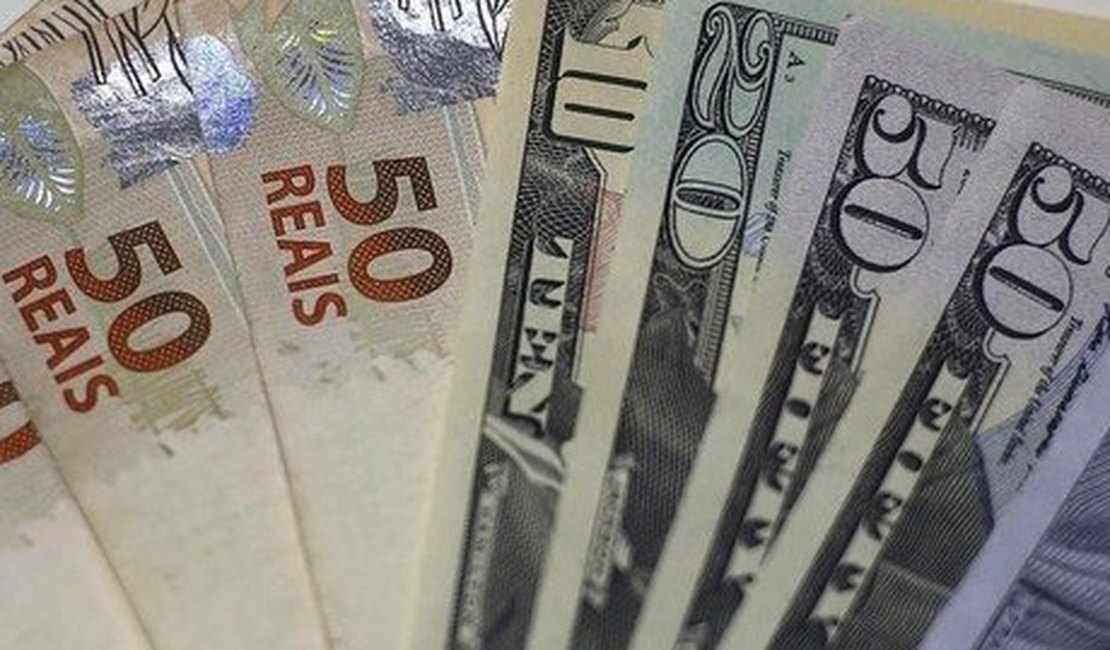 Dólar salta 2% e vai acima de R$ 4 após dados fracos da China