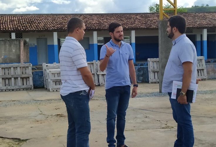 Prefeito de Maribondo visita construção de ginásio e garante que obras não vão parar