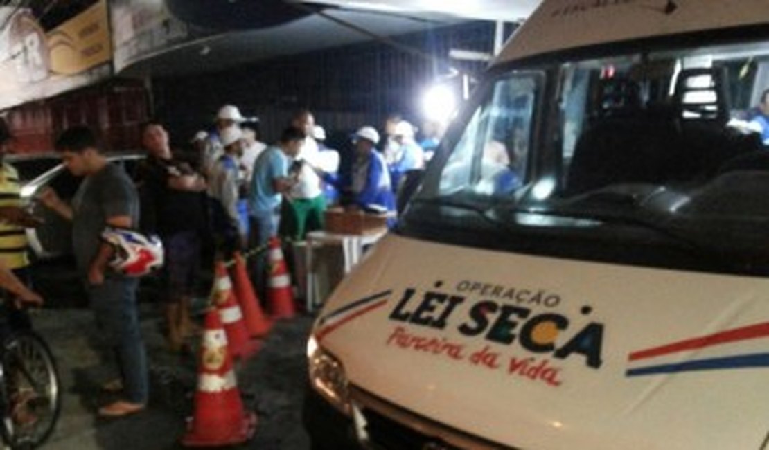 Bptran prende dois por embriaguez ao volante na noite deste sábado (2)