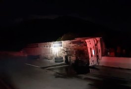 Caminhão tomba e motorista fica ferido na BR-101, em Flexeiras