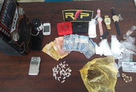 Ação ostensiva da Polícia Militar retira de circulação drogas e captura suspeitos em Arapiraca