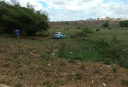 Veículo desgovernado invade área verde no Bairro Perucaba, em Arapiraca