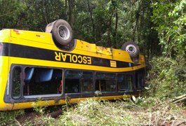 Acidente com ônibus de romeiros deixa feridos na BR-459, em Minas Gerais