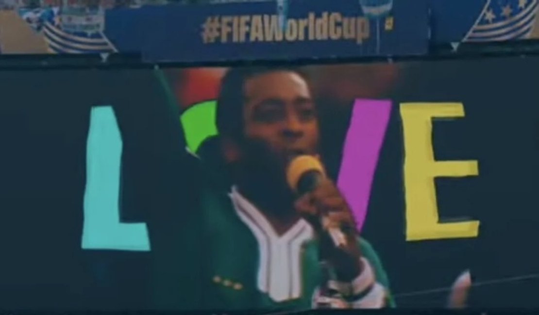 Rei Pelé é homenageado na final da Copa do Mundo com Coldplay e Muppets