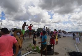 Índios bloqueiam divisa de AL com SE em protesto contra a municipalização da saúde indígena