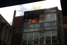 Incêndio atinge biblioteca da Universidade Federal de Pernambuco