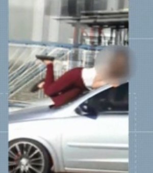 Vídeo. Mulher cai e fica ferida após ser flagrada em cima de carro em movimento