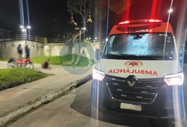 Dois homens que estavam em moto invadem calçada de praça e colidem contra poste no bairro Canafístula