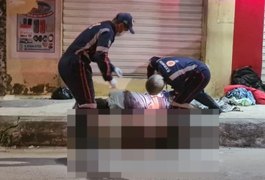 Jovem é assassinado a tiros em calçada de loja, em São Miguel dos Campos