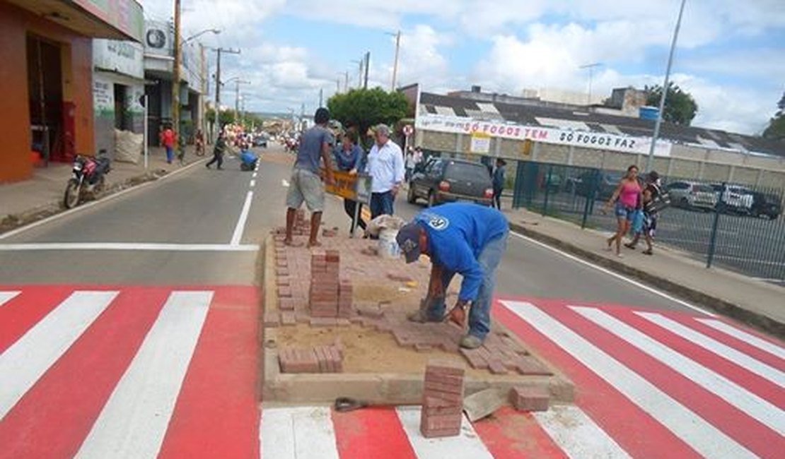 SMTT explica implantação de ilha para proteção de pedestres na Avenida Rio Branco