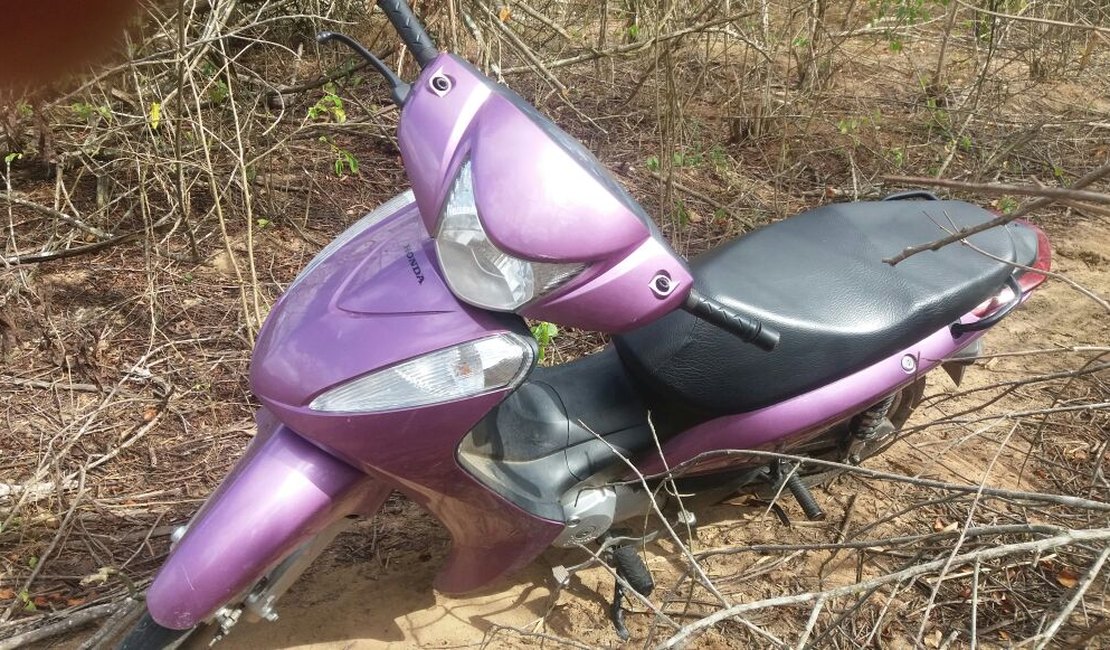 Populares encontram moto abandonada em matagal