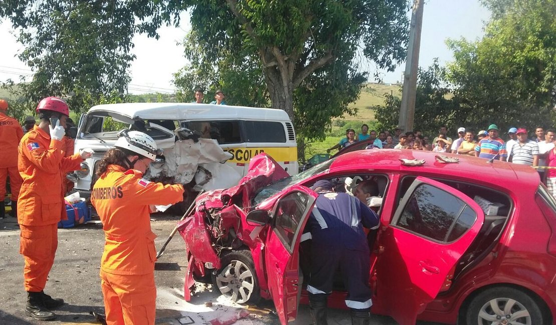 Acidente envolvendo Kombi e carro de passeio deixa dois feridos, em AL