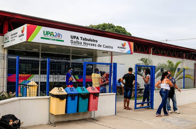 Motorista fica ferido em colisão de carro contra muro em Maceió