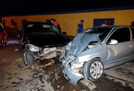 Motorista invade a contramão e atinge carro de filho de ex-candidato a vereador em Arapiraca