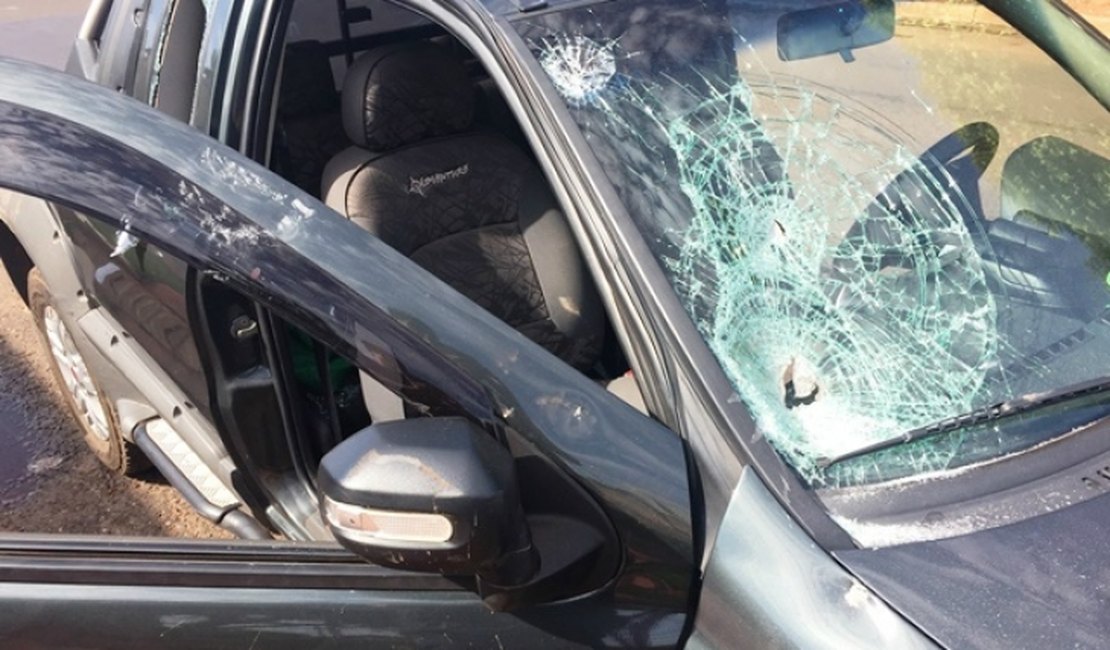 Mulher surta e danifica veículo de ex-companheiro com pedra, em Jaramataia