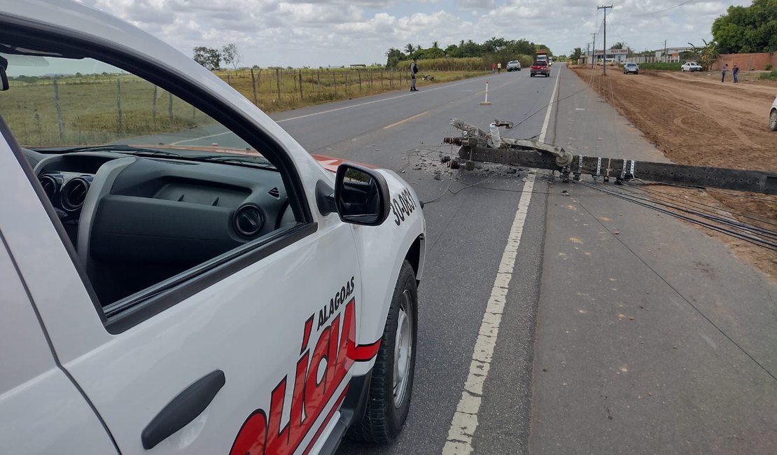Vídeo. Máquina de terraplanagem derruba poste na AL 110, em Arapiraca