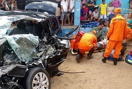 Vítima de colisão entre carro e caminhão fica presa às ferragens na BR-101, em Junqueiro
