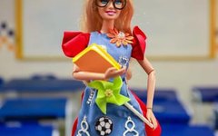 Boneca Barbie em sala de aula