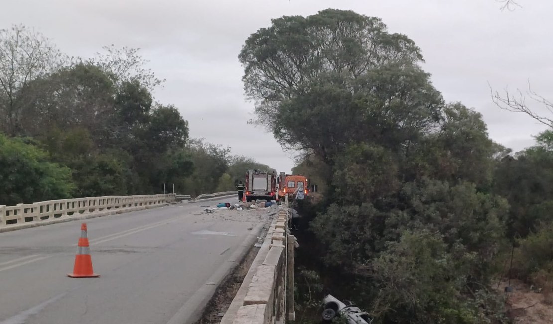 Caminhonete cai de ponte e três pessoas morrem em Canapi; duas sofrem lesões graves