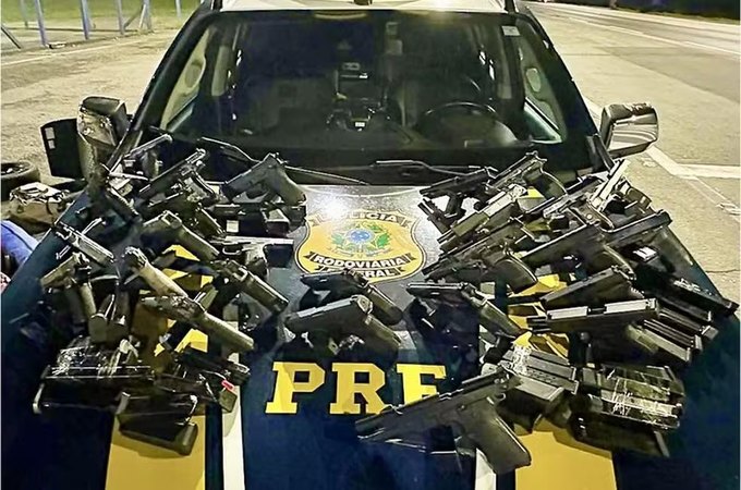 Casal com criança é preso com 28 armas de diferentes países escondidas em carro no Paraná