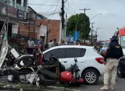 Carro desgovernado invade calçada, atinge veículos e derruba poste na BR-101