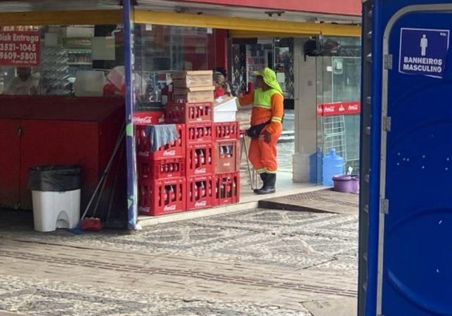 Lanchonete tem vidro quebrado e é invadida durante a madrugada na Praça Marques