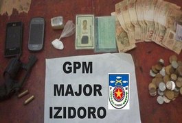 PM prende dupla com arma e drogas em Major Izidoro