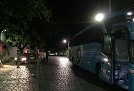 Grupo armado assalta ônibus interestadual na BR-104 em Alagoas