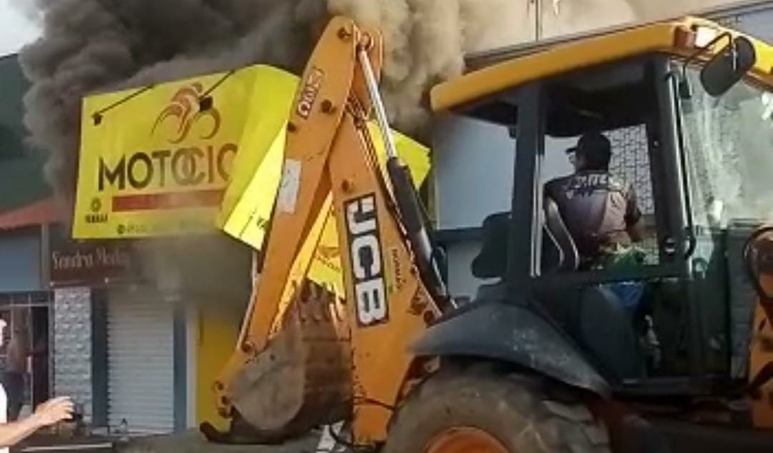 VÍDEO: Loja de peças de moto é atingida por incêndio de grandes proporções em Craíbas