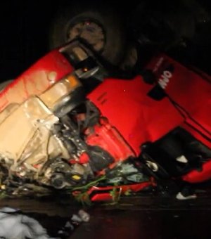 Condutor morre após caminhão com refrigerante tombar no litoral alagoano