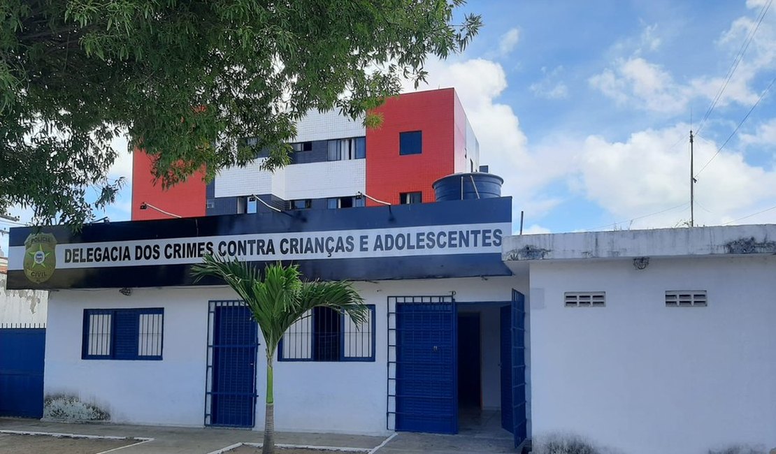 Mulher é detida e confessa que queimou nádegas do filho com ovo quente e polícia investiga, em AL