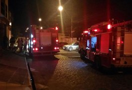 Incêndio atinge cômodo de residência, em Maceió