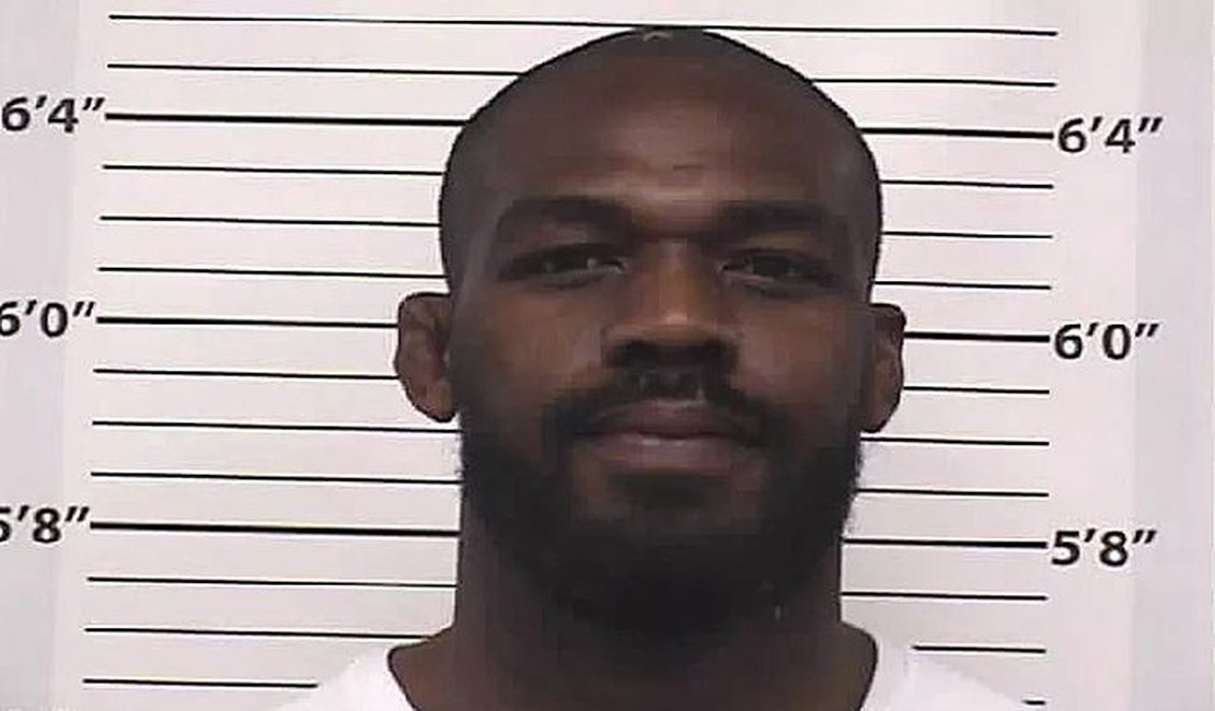Lutador do UFC, Jon Jones paga fiança e é liberado pela polícia após acusações de violência doméstica