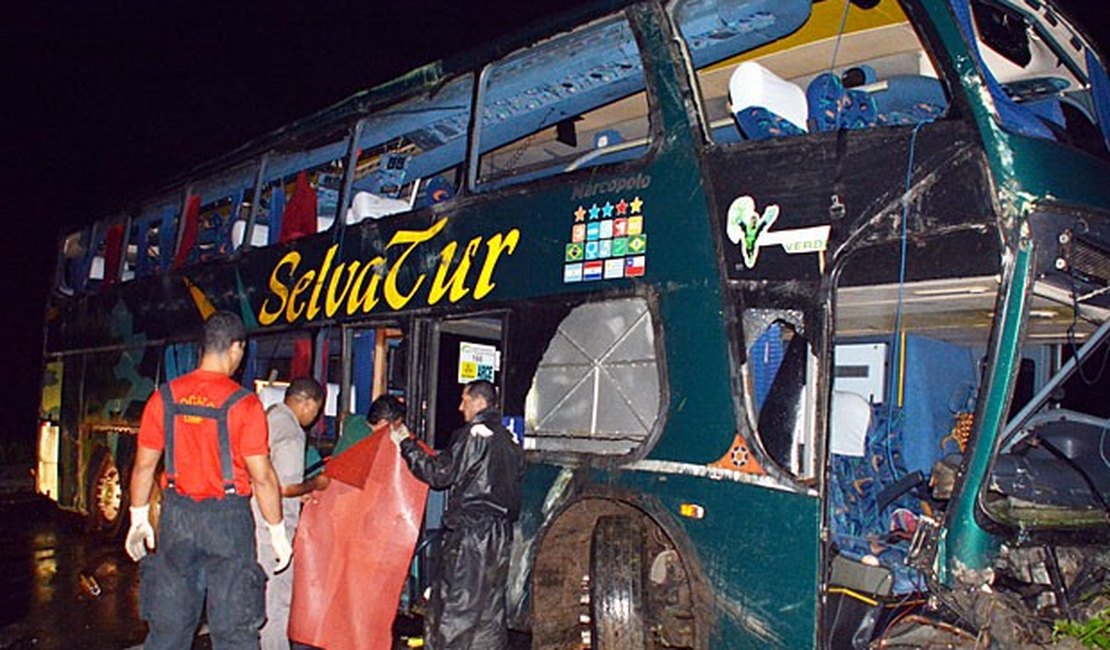 Ônibus da banda Raça Negra tomba na BR-101, em Pernambuco