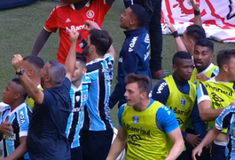 Vídeo. Jogador do grêmio é atingido no rosto por celular arremessado da arquibancada