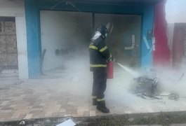 Fio de alta tensão cai, incendeia moto e por pouco não causa tragédia em Arapiraca; assista