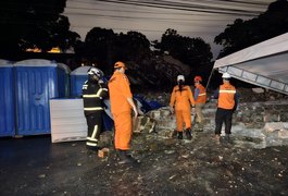 Câmeras da SSP flagram momento do desabamento de galpão, que deixou quatro feridos, em Maceió; assista