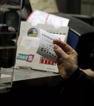 Britânicos são presos por comprar bilhete de loteria premiado com cartão roubado