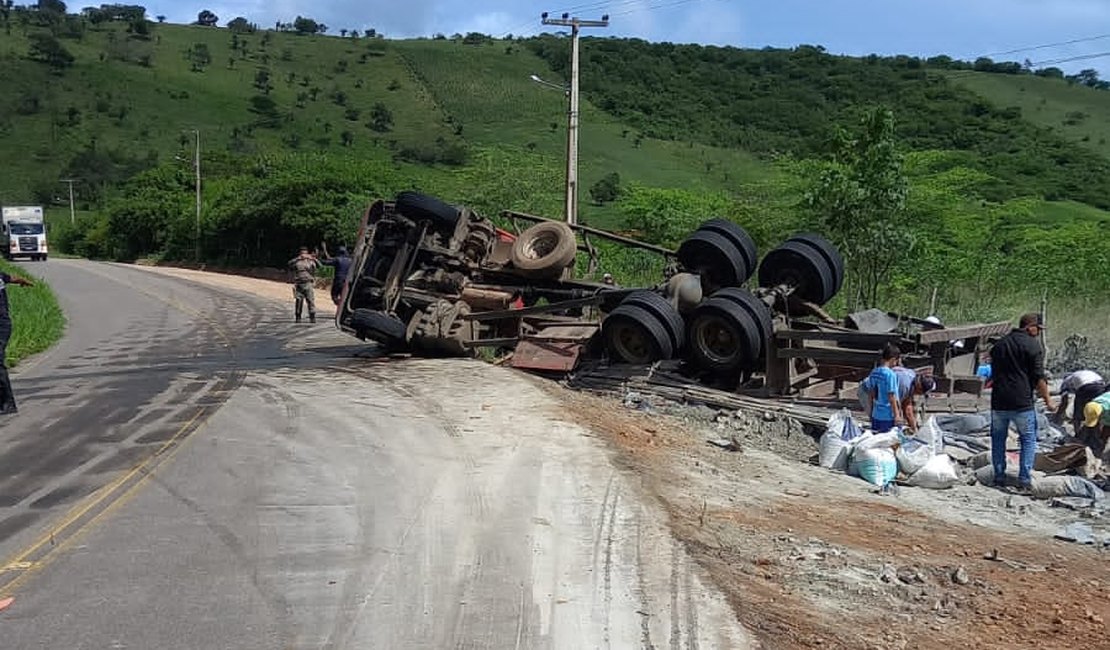 Motorista perde controle de veículo e tomba às margens da rodovia AL-487