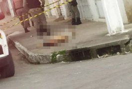 Jovem é assassinado com vários tiros nas proximidades de supermercado em Maceió